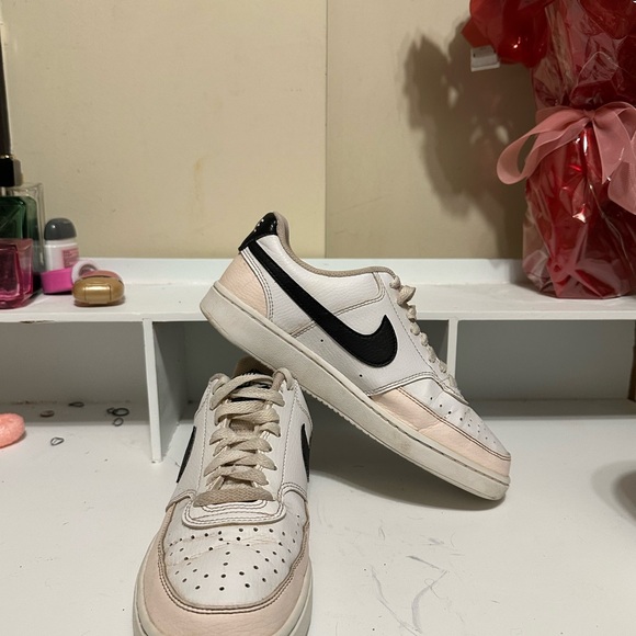 Nike Shoes - Nike 7.5 Women’s pre owned Tennis comfortable,casual,activewear